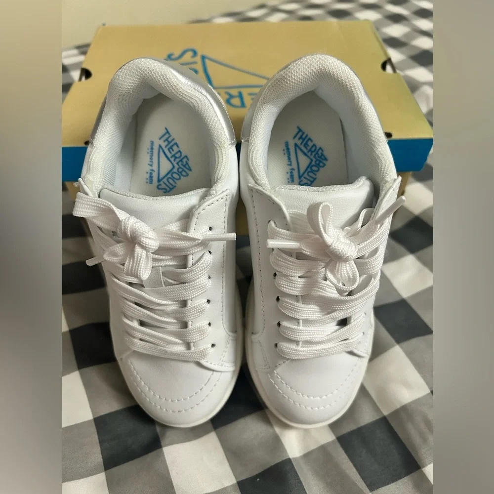 Girls White Lace-Up Sneakers with Star Perforation new with box
